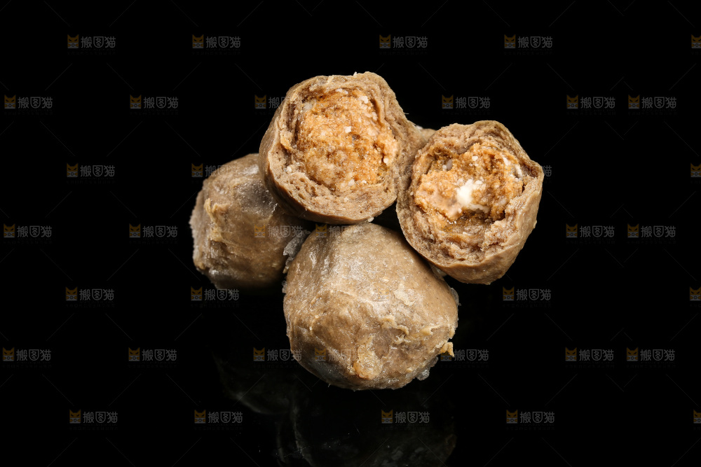 黑玻璃上的撒尿牛肉丸