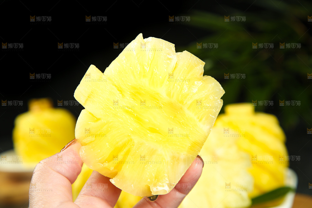 手里拿着新鲜小菠萝