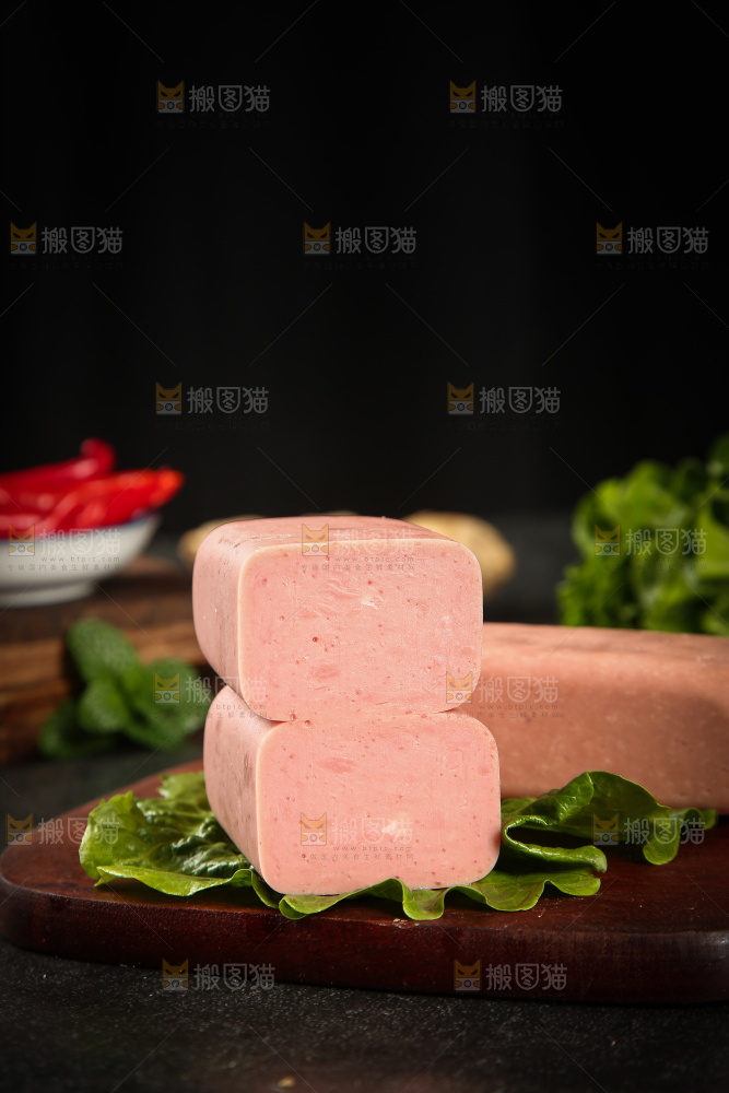 木板上放着火腿肠