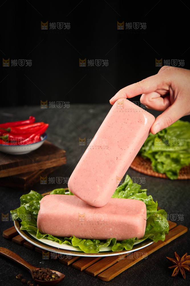 手里拿着火腿肠