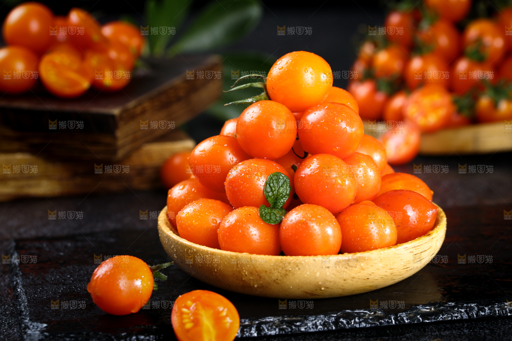 盘子里装着小番茄