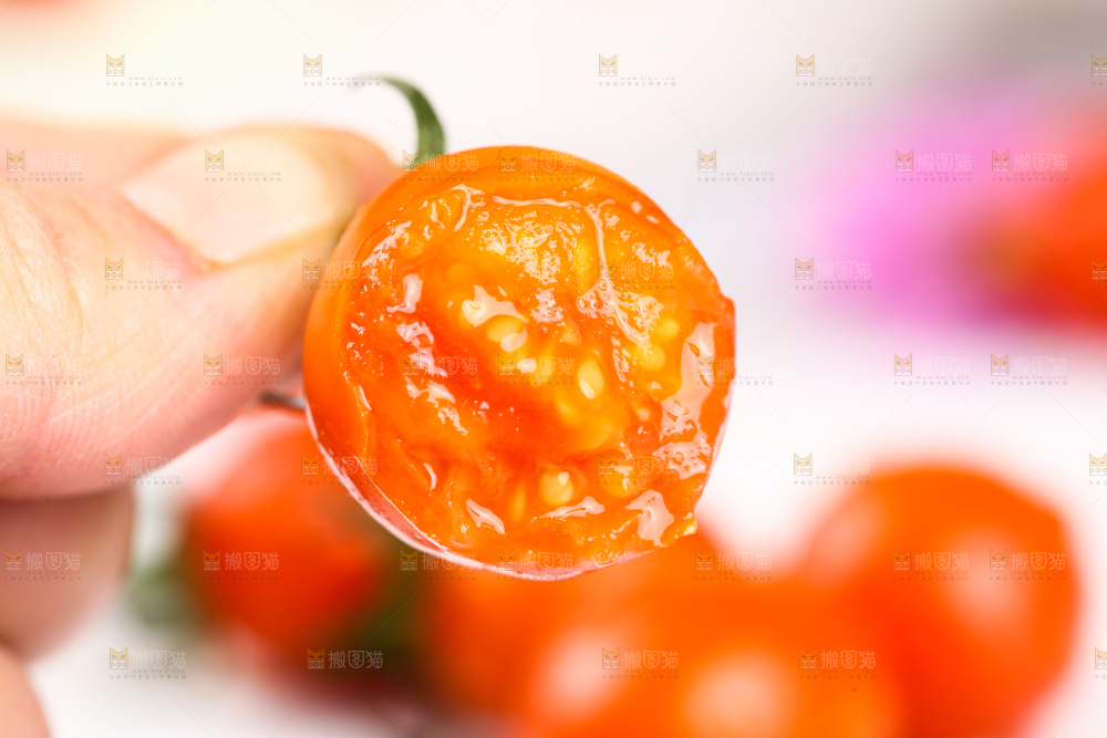 手里拿着小番茄