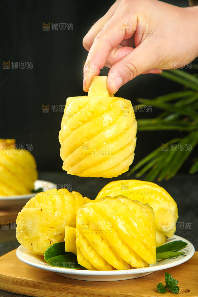 手里拿着香水小菠萝