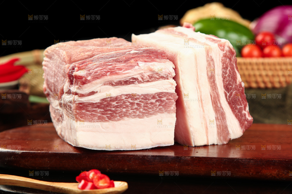 木板上放着五花肉