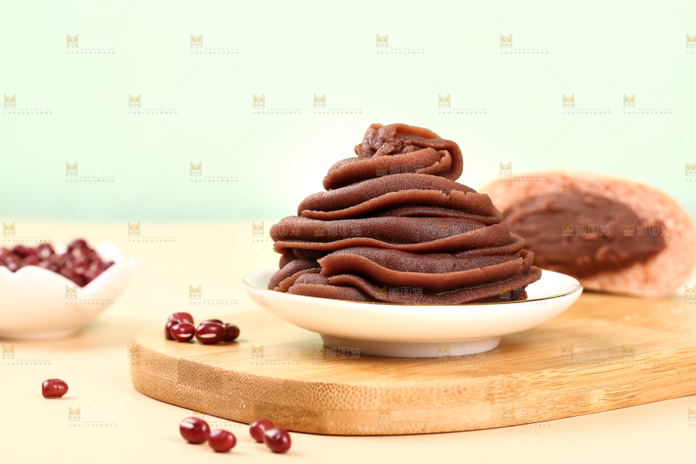 木板上放着一碟红豆沙