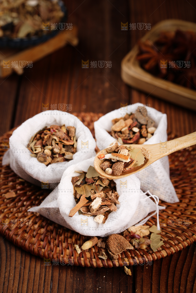 勺子上舀着卤料