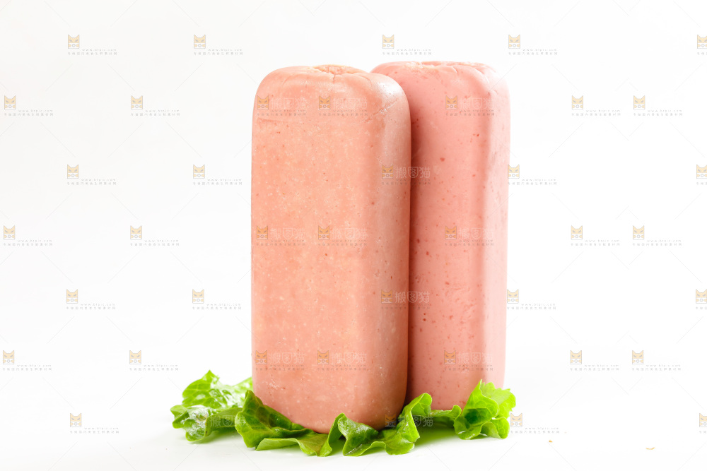 白底上放着午餐肉