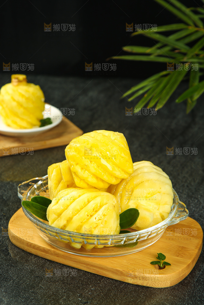 碗里装着去皮小菠萝