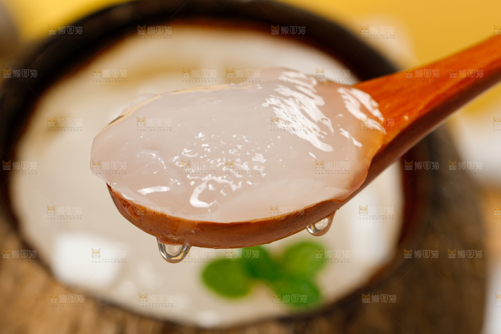 勺子里舀着椰子冻