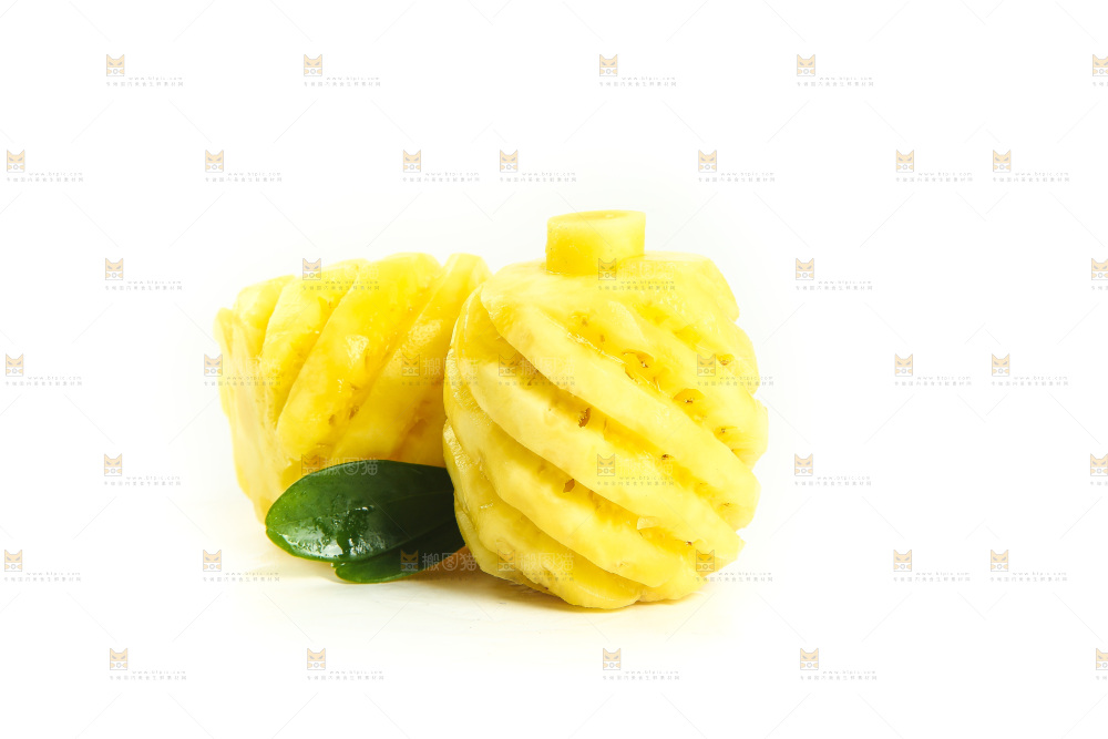白底上放着去皮小菠萝