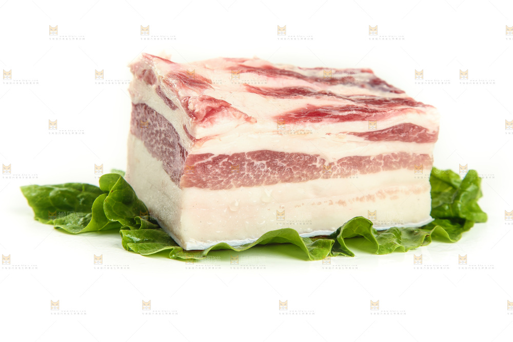白底上放着五花肉