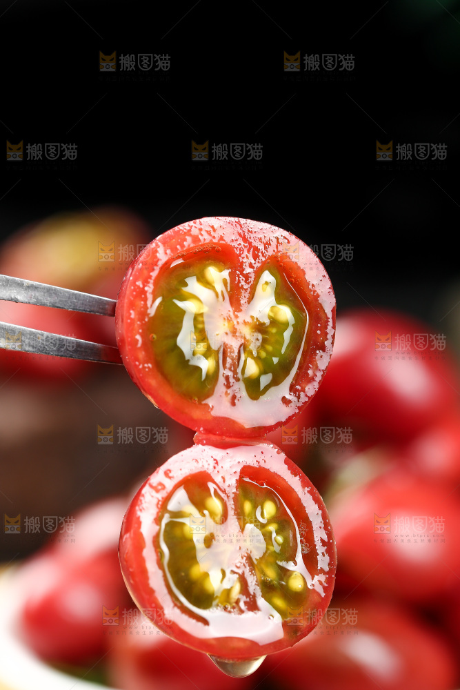 叉子上插着小番茄