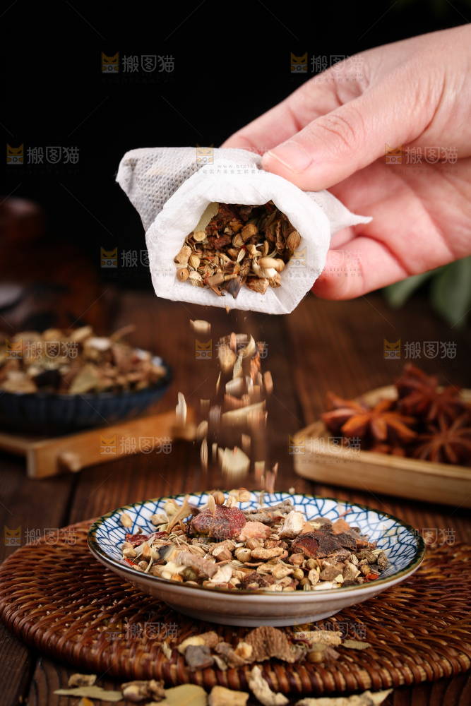 手里倒着卤料