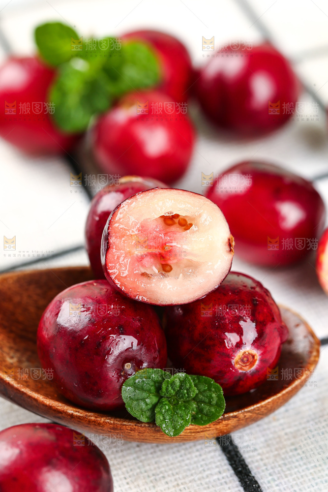 勺子里的蔓越莓鲜果
