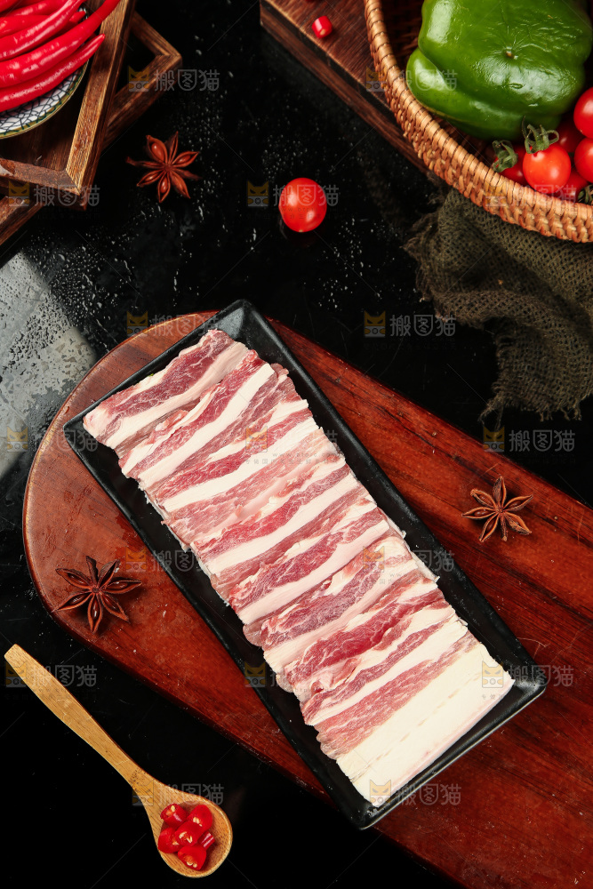 盘子里装着五花肉片
