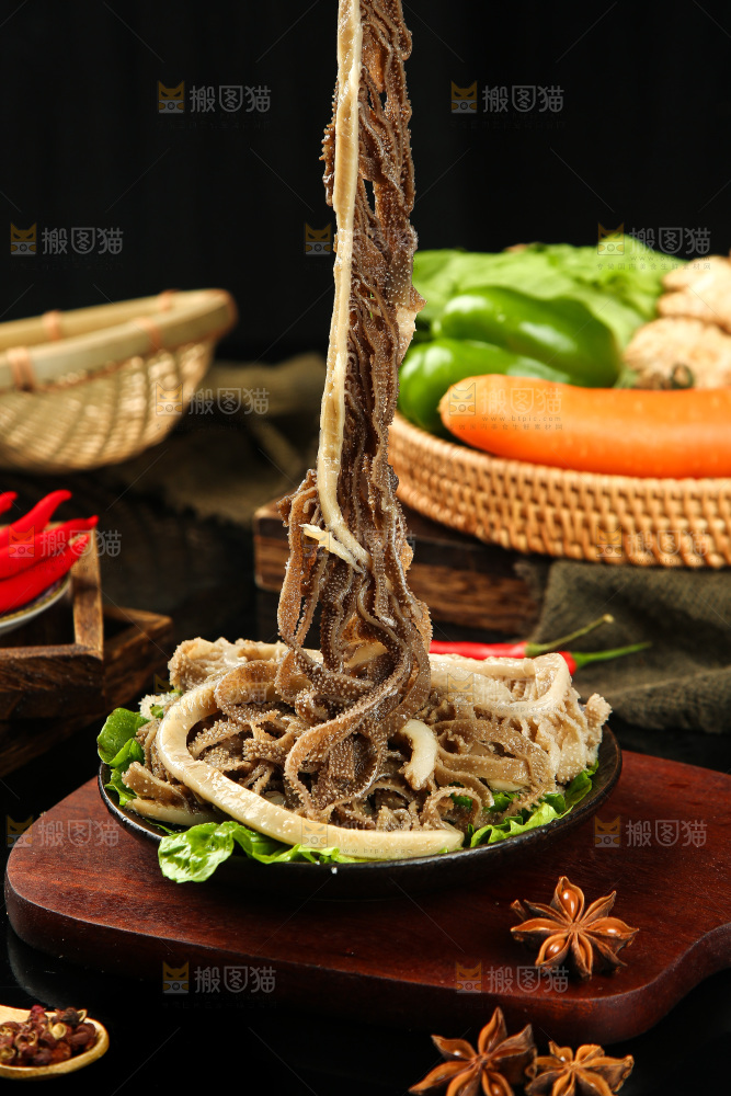 手里拿着牛百叶