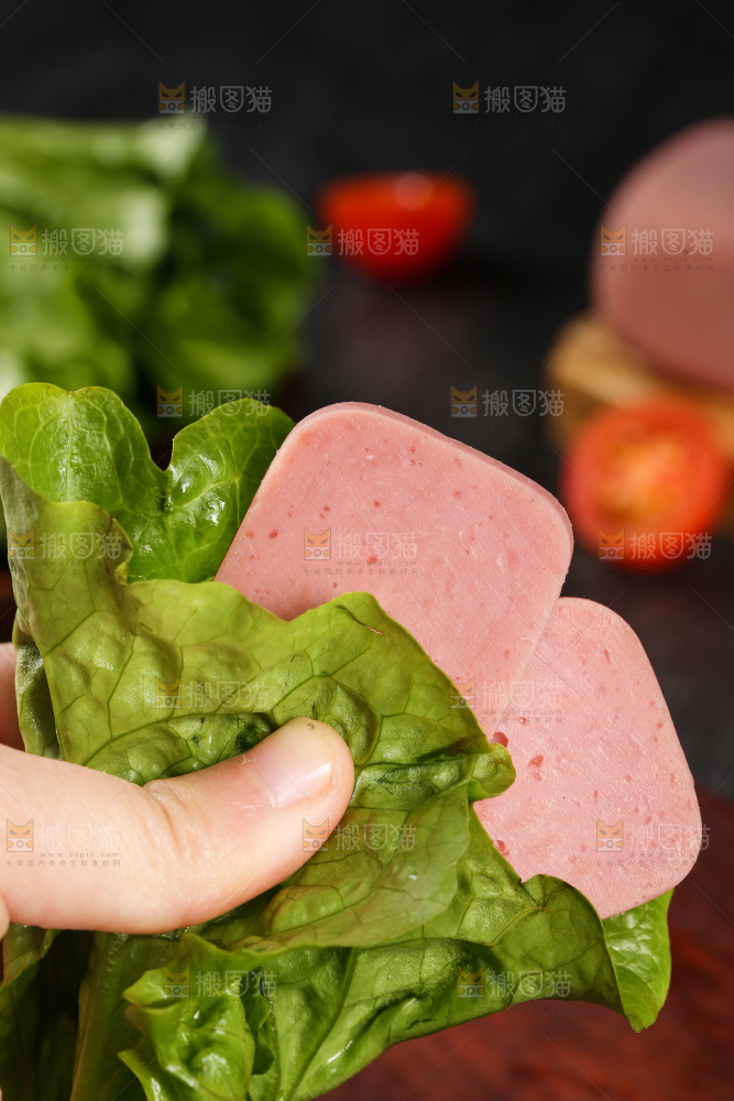 手里拿着火腿肠