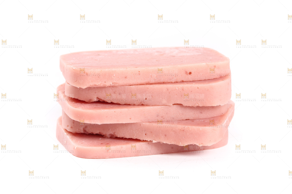 白底上放着切块的午餐肉