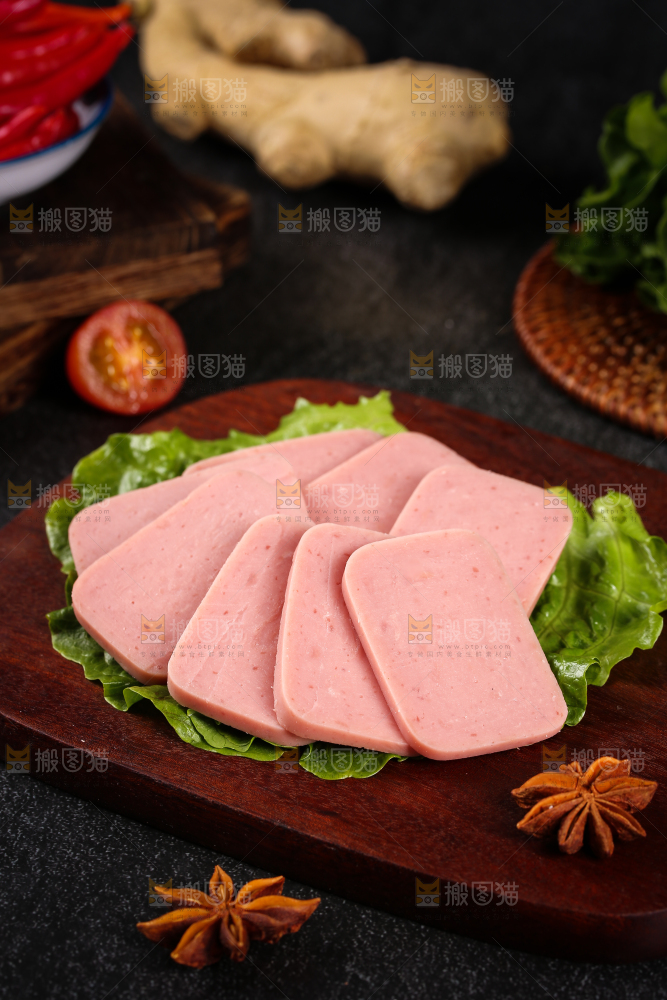 木板上放着午餐肉