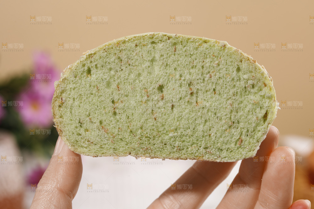手里拿着切开的欧包