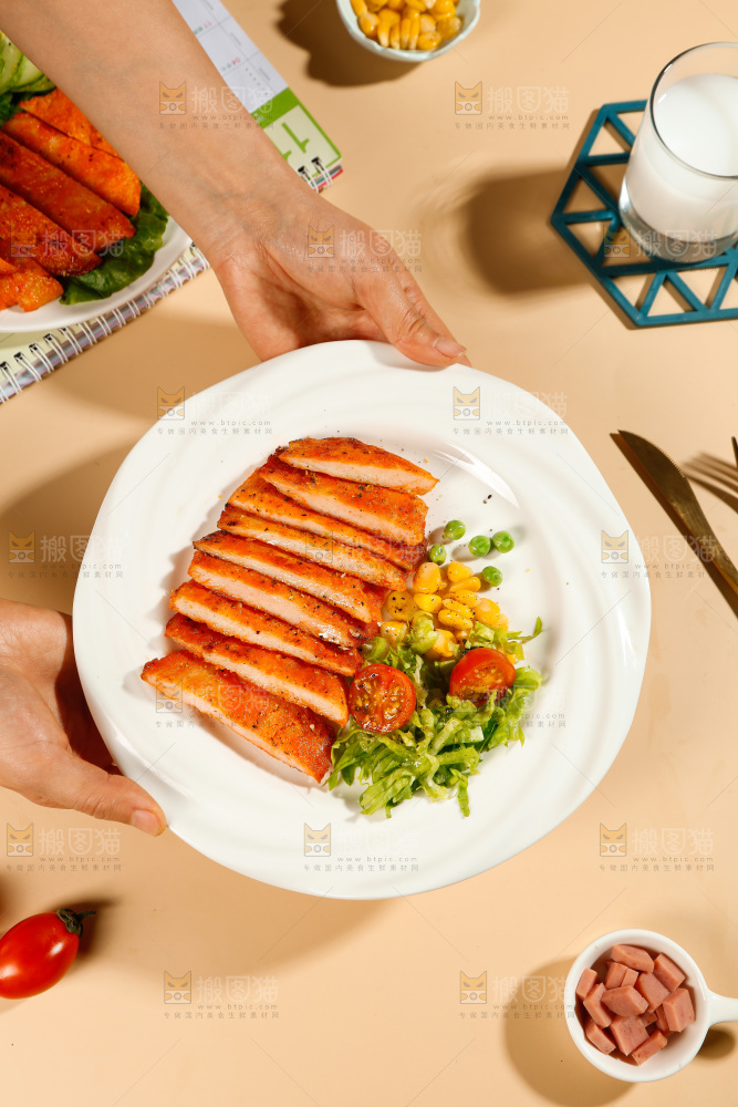手里端着一盘鸡排肉