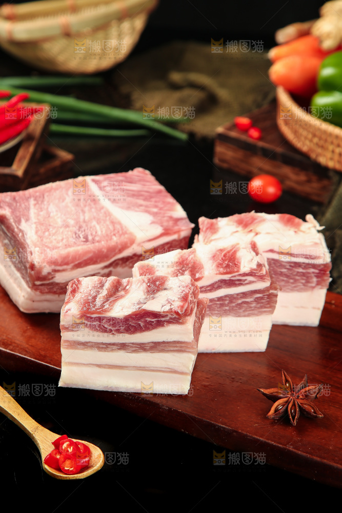 木板上放着五花咸肉