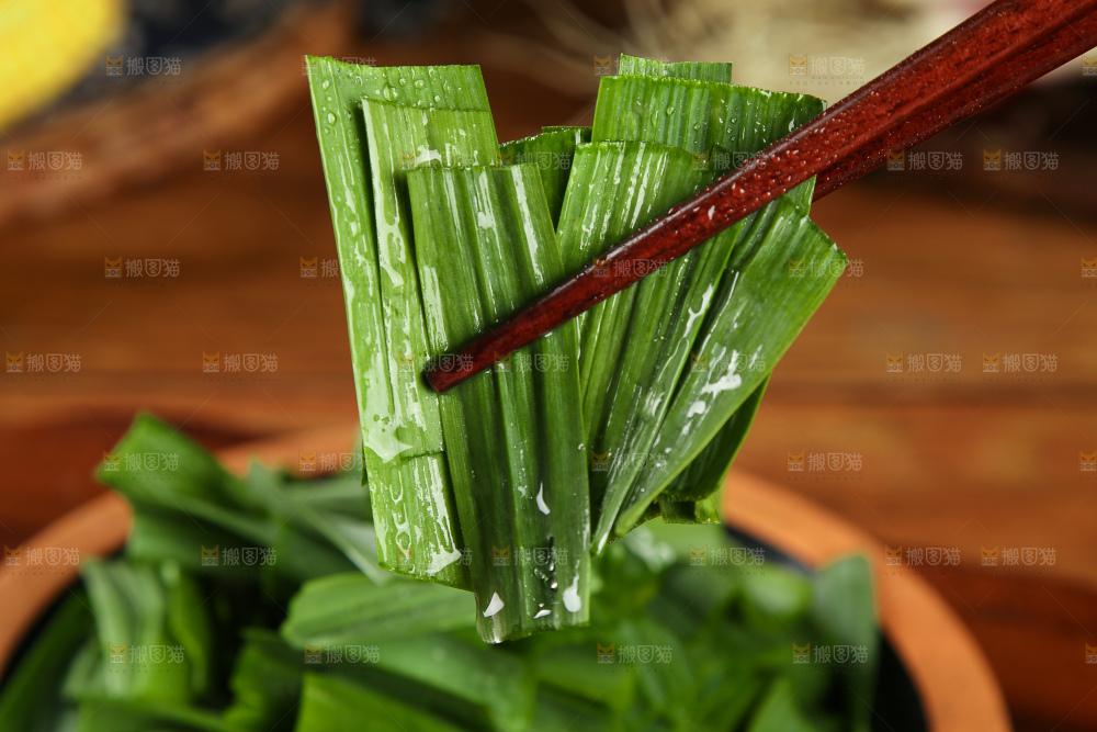 筷子上夹着大蒜叶
