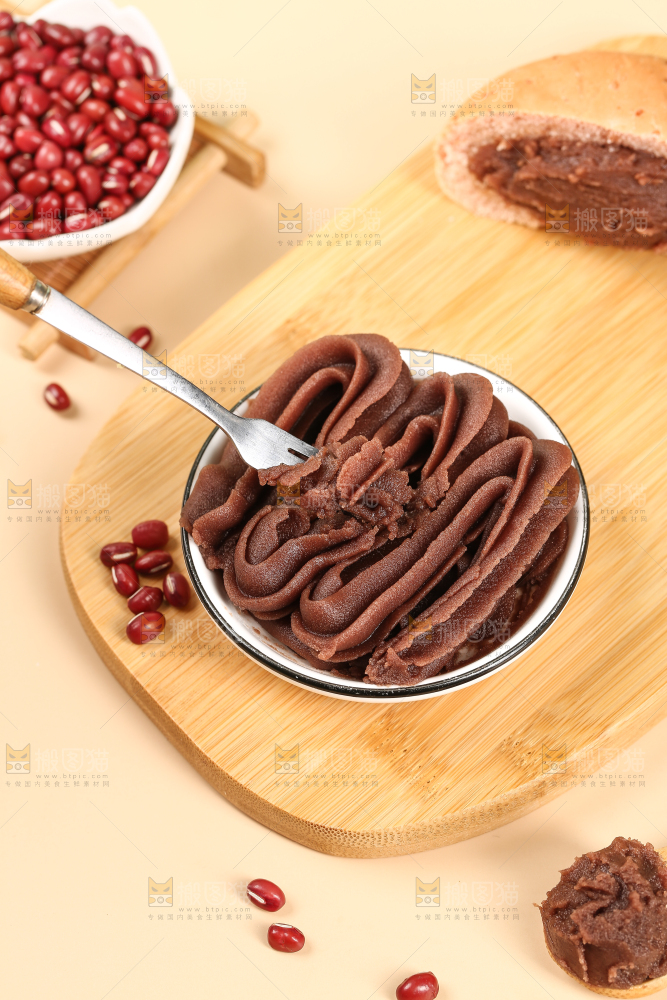叉子上挑着红豆沙