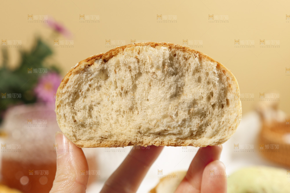 手里拿着全麦面包