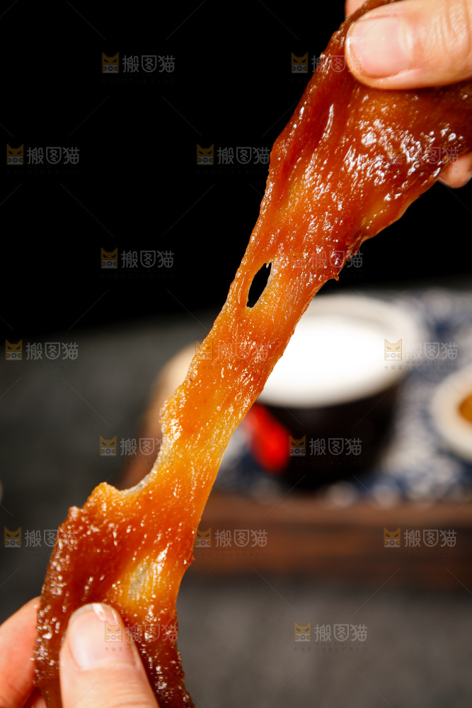 手里拿着红糖年糕
