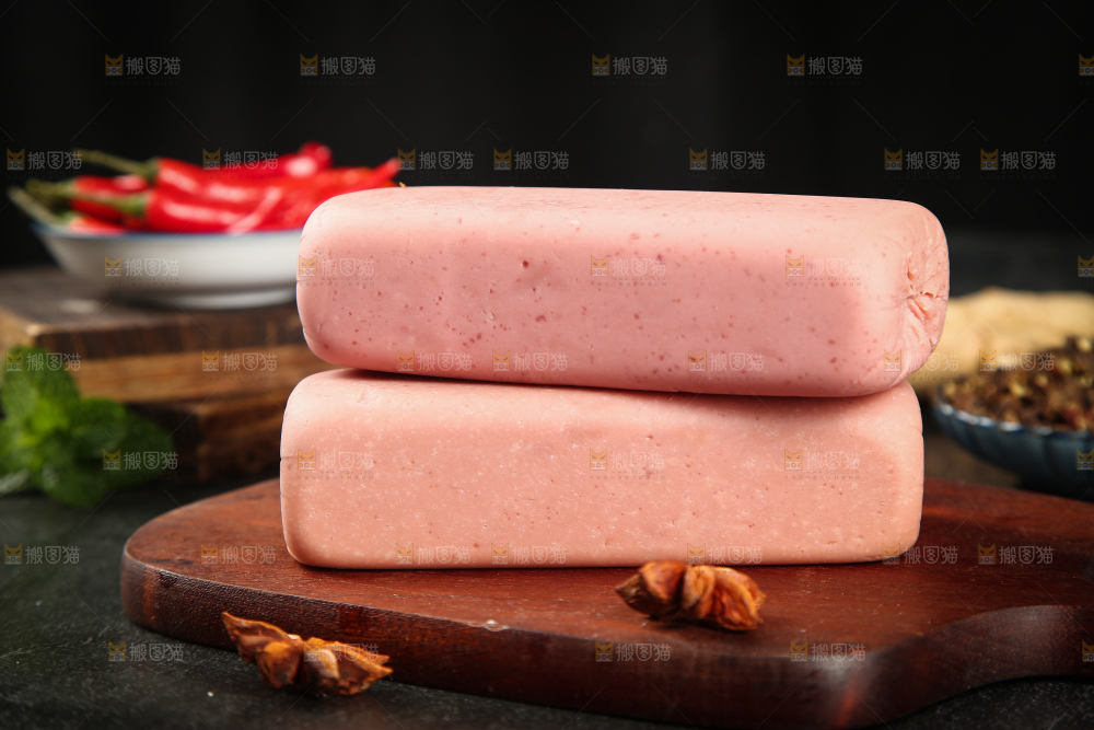 木板上放着午餐肉