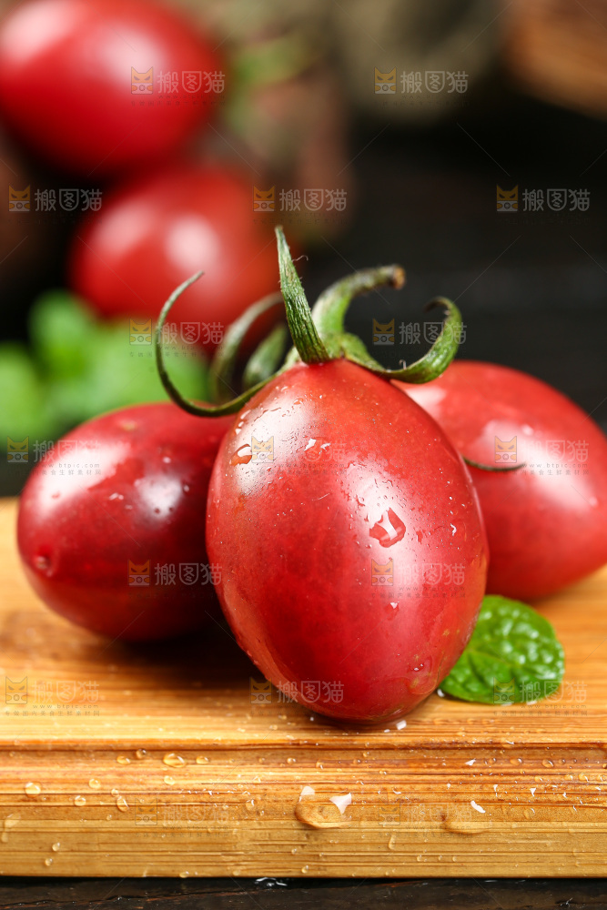 木板上放着珍珠小番茄