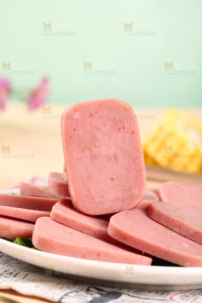 一盘午餐肉切片