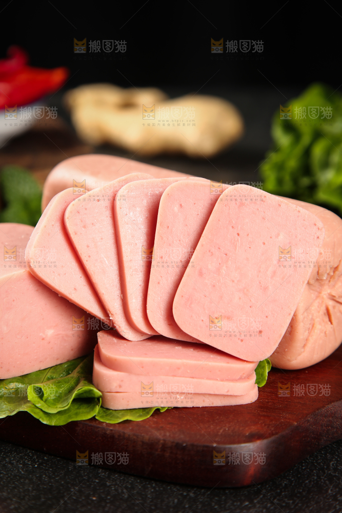 木板上放着午餐肉切片
