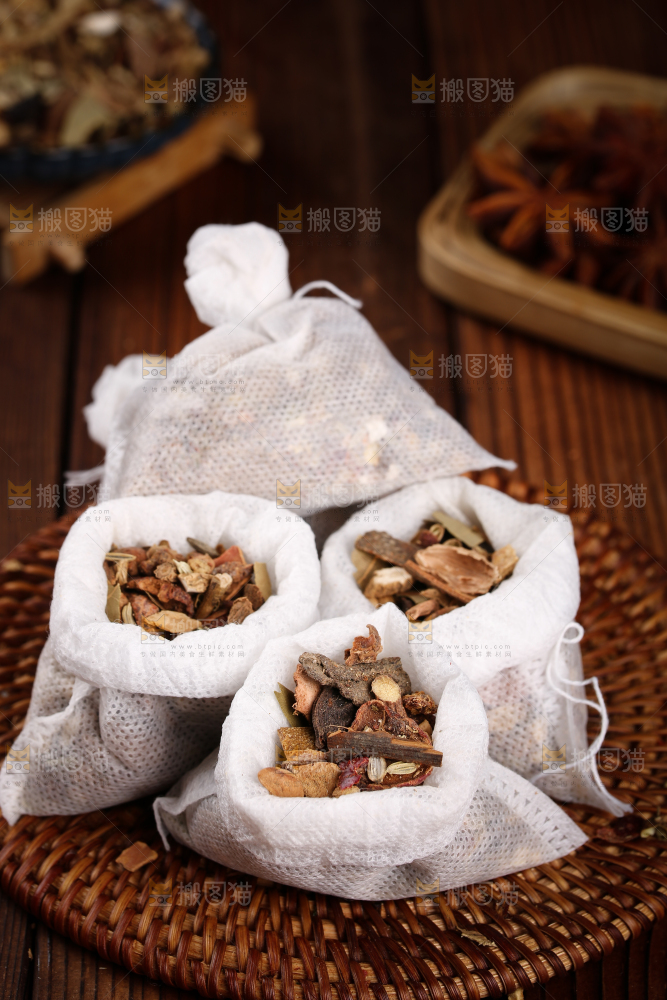 竹垫子上放着卤料包