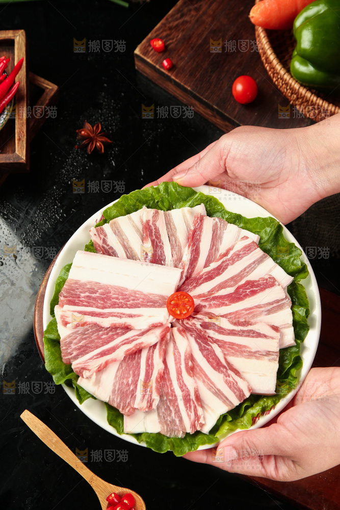 盘子里装着五花肉片
