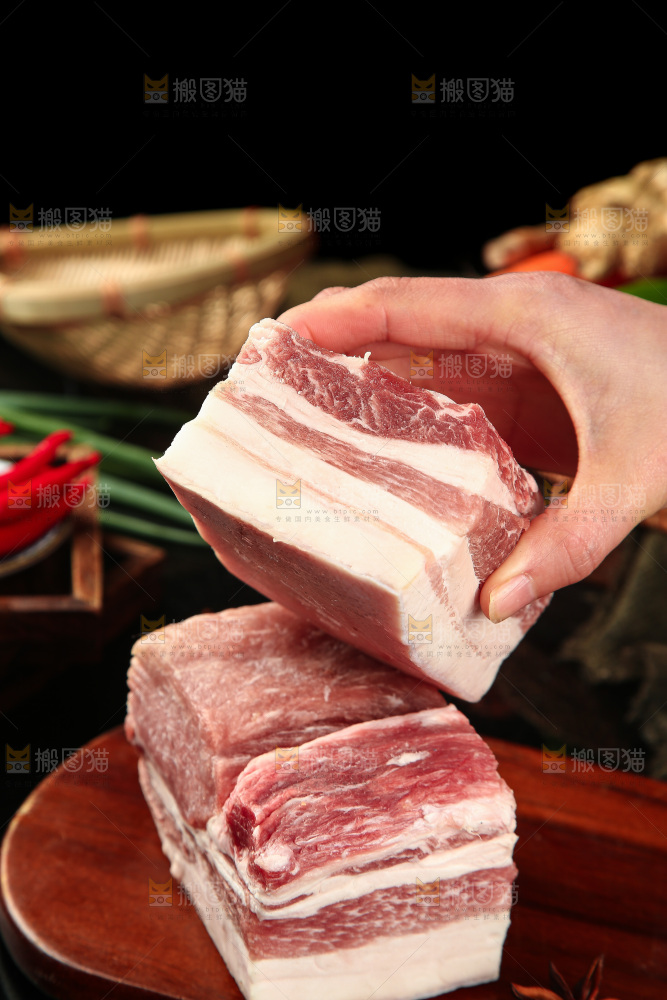 手里拿着五花肉