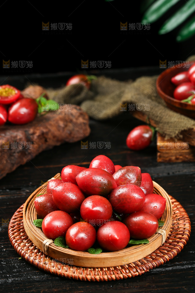 篮子里装着紫弹头小番茄