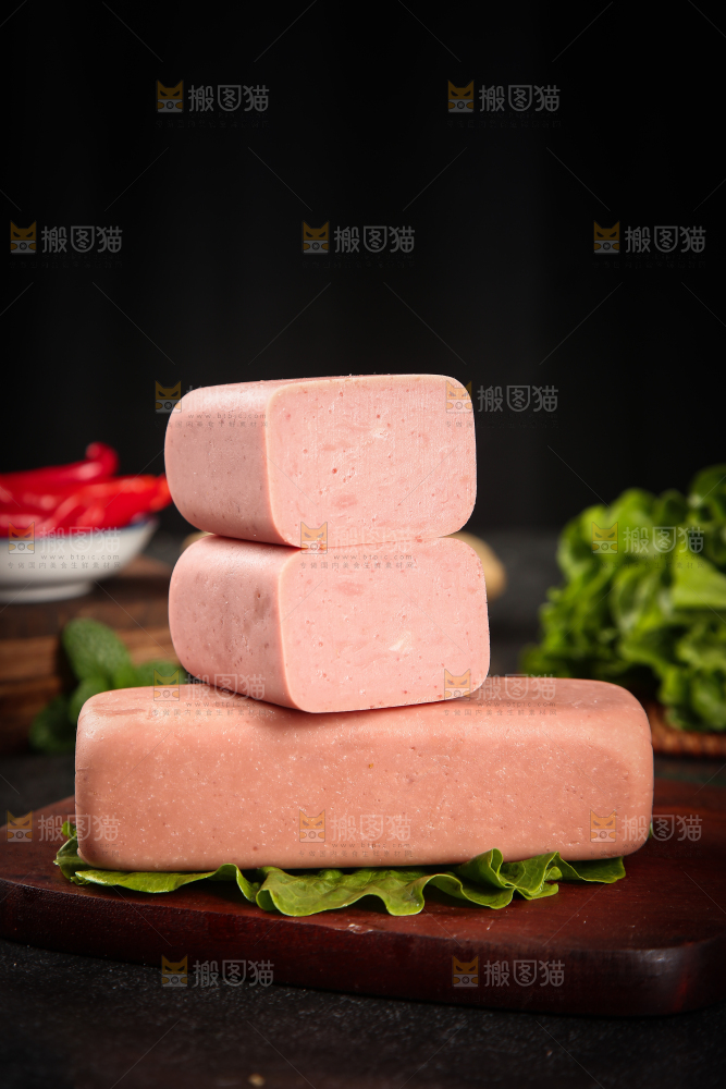 木板上放着火腿肠