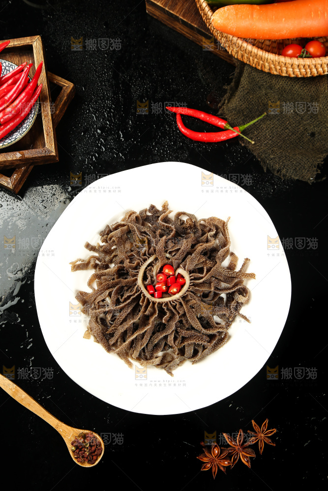 盘子里装着牛百叶