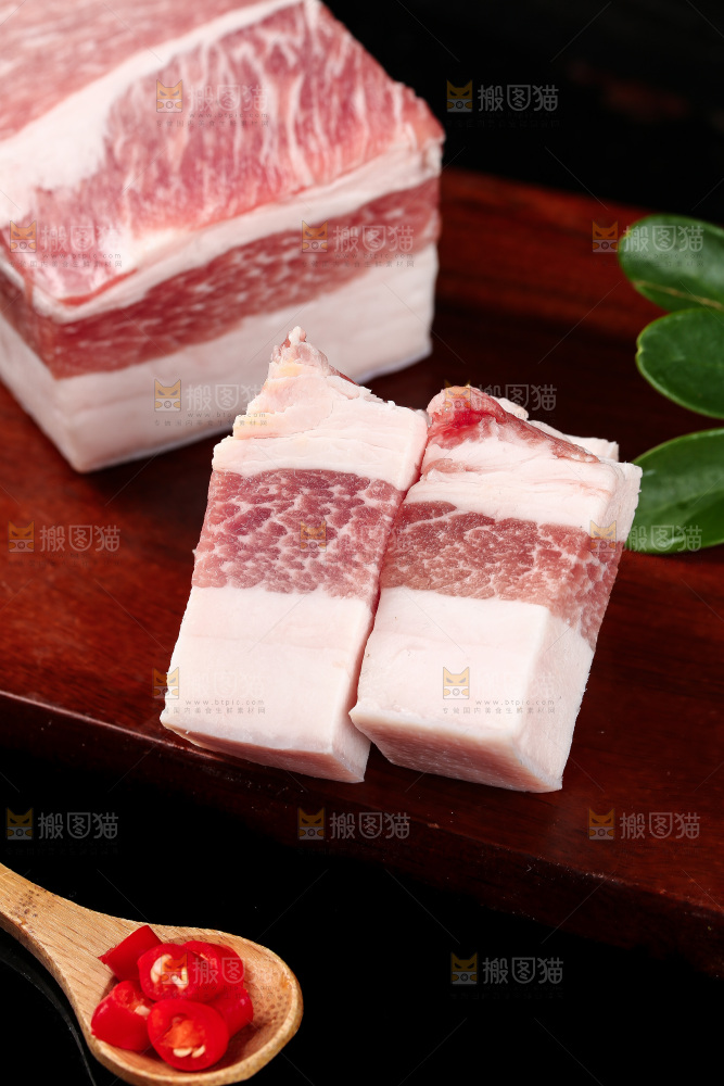 木板上放着切块的五花肉