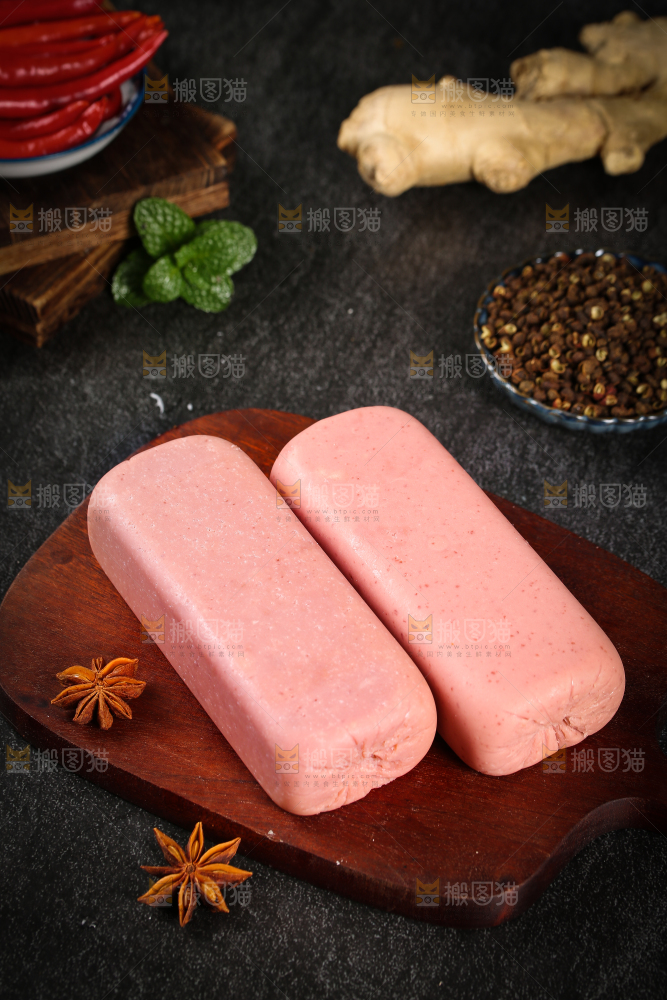木板上放着午餐肉