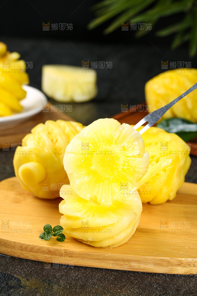叉子上插着小菠萝果肉