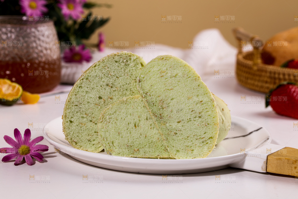 盘子里的全麦欧包