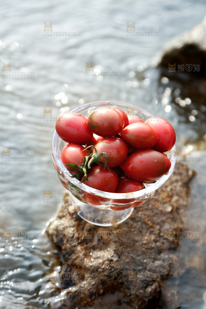 碟子里装着珍珠小番茄