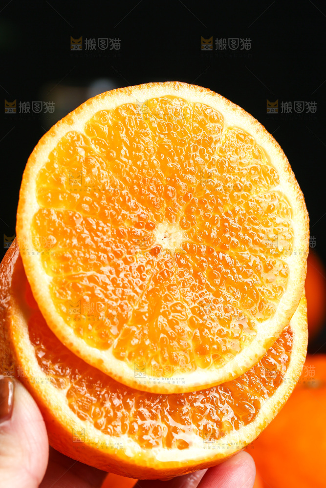 手里拿着切开的沃柑