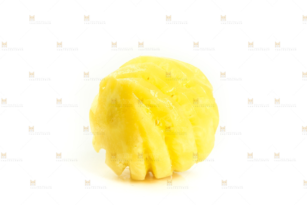 白底上放着去皮小菠萝