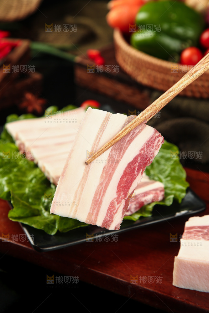 筷子上夹着五花肉片