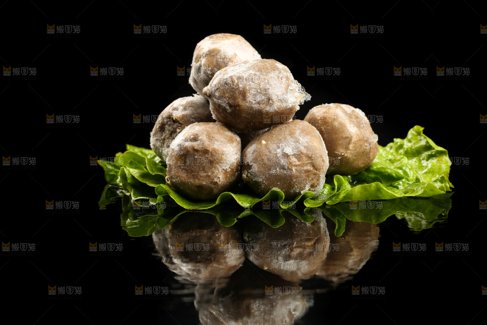 黑底上放着一堆潮汕牛肉丸