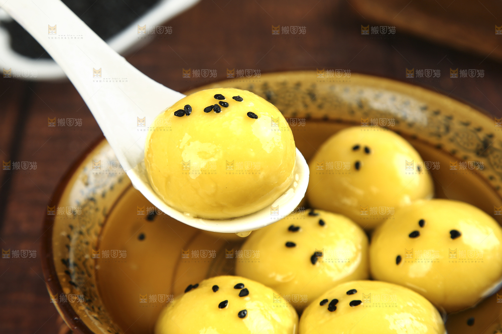 勺子上舀着黄米汤圆